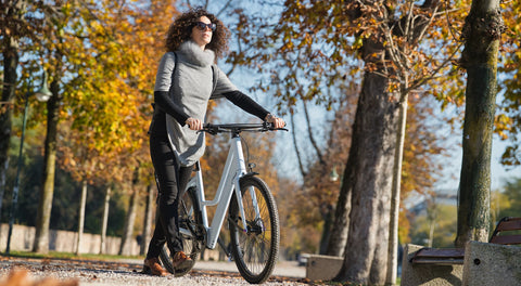 La mode en marche : Une cycliste qui met en valeur l’élégance d’un vélo à enjambement bas