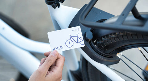 Déverrouillage facile : Accédez à votre vélo électrique intelligent d’un simple tapotage grâce à la carte RFID